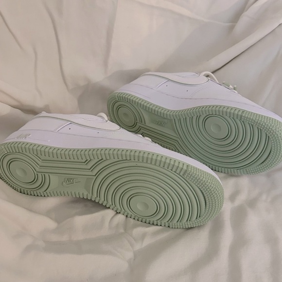 NIB nike Air Force 1 '07 sneaker white/honeydew/white men size 7 - Picture 4 of 6